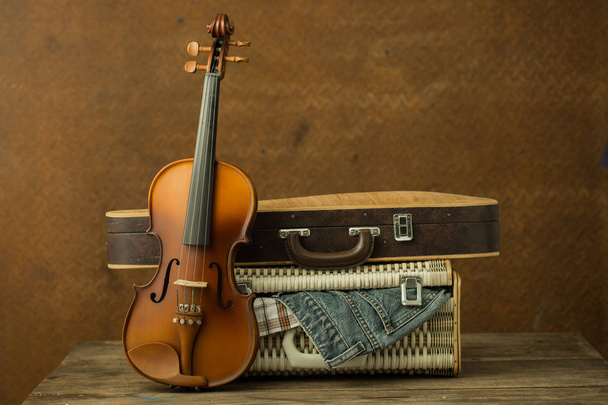 Violino vintage e caso com fundo de aço velho
 - Foto, Imagem