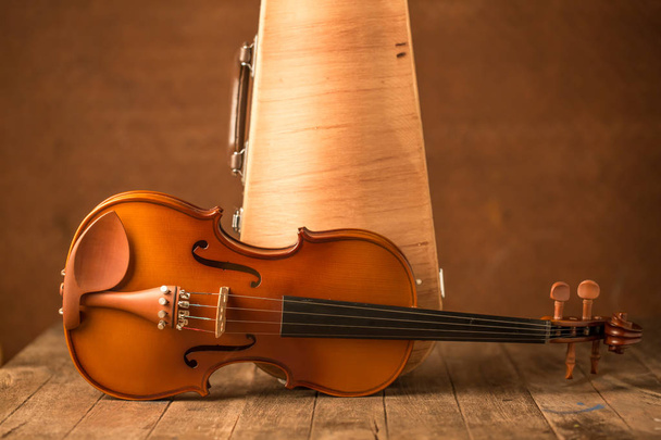 Violino vintage e cassa con vecchio sfondo in acciaio
 - Foto, immagini