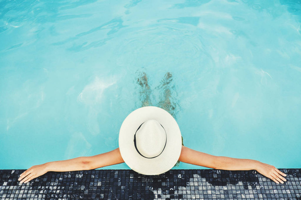 Carefree woman relaxation in swimming pool summer Holiday concep - Foto, afbeelding