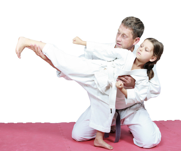 táta trénoval dceru úder karate kope - Fotografie, Obrázek