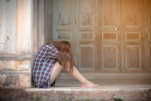 triste joven mujer está sentado en el suelo
 - Foto, Imagen