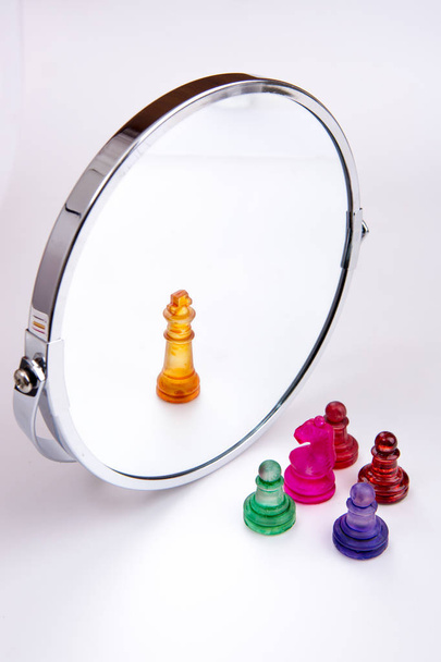 Πιόνι σκάκι κοιτάζοντας στον καθρέφτη - Φωτογραφία, εικόνα