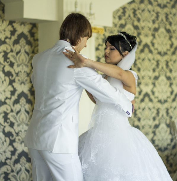 ženich a nevěsta tančí první tanec v jejich svatební den - Fotografie, Obrázek