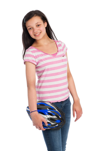 混合レース、自転車のヘルメットを保持している 10 代の少女. - 写真・画像