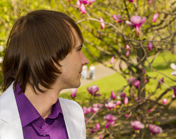 хлопець в парку білий костюм і фіолетова сорочка
 - Фото, зображення
