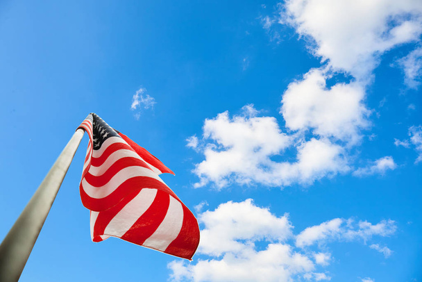 Mavi gökyüzünde Amerikan bayrağı - Fotoğraf, Görsel