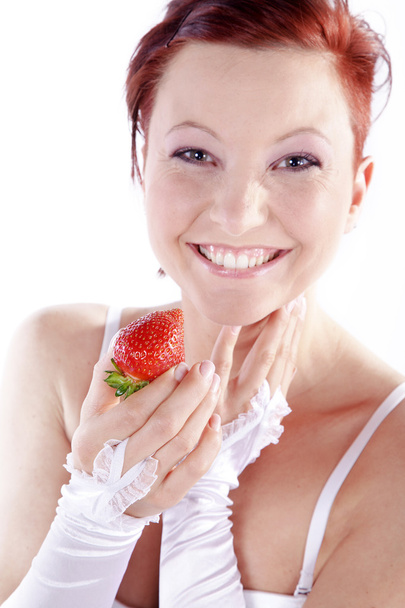 glückliches rothaariges Mädchen mit Erdbeeren - Foto, Bild