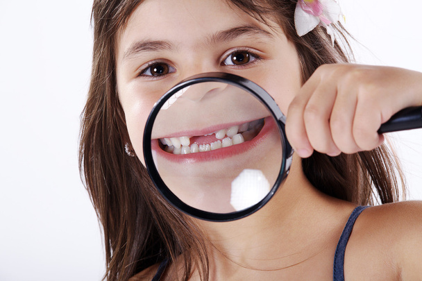 Little girl with a magnifying glass - Φωτογραφία, εικόνα