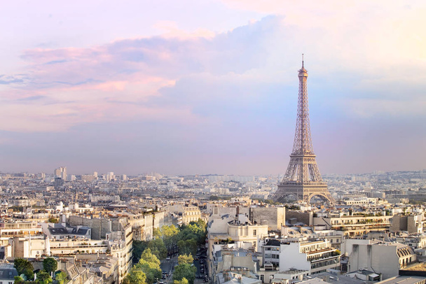 Sunset Eiffel torony és a párizsi kilátás formájában Triumph Arc. Eiffel-torony a párizsi Champ de Mars-ból. Gyönyörű romantikus háttér - Fotó, kép