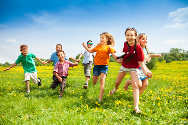 Group of happy running kids - Foto, Imagem