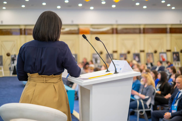 Oradora na conferência de negócios
 - Foto, Imagem