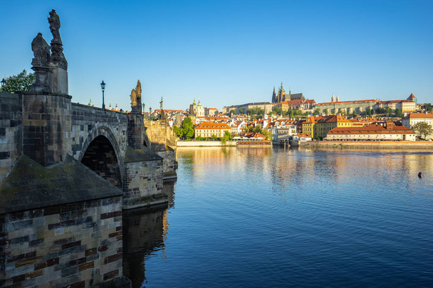 Prag kenti ile Charles Köprüsü Prag, Çek Cumhuriyeti 'nde ufuk çizgisi - Fotoğraf, Görsel
