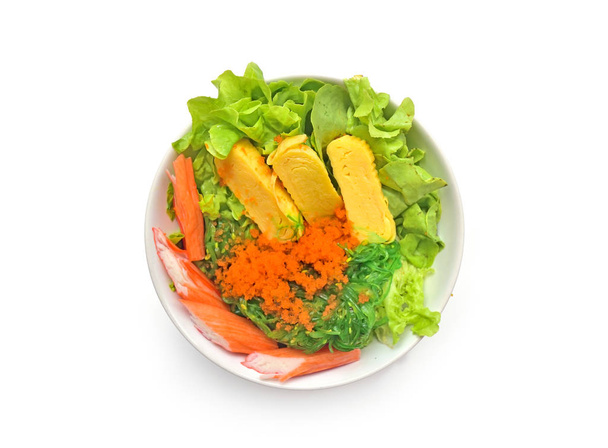 Heerlijke verse groente salade geïsoleerd TopView op witte backgr - Foto, afbeelding