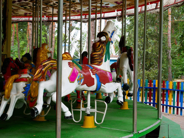 καρουσέλ με άλογα για παιδιά - Φωτογραφία, εικόνα