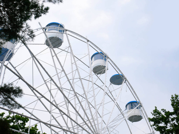 біле феррі колесо будується крупним планом
 - Фото, зображення