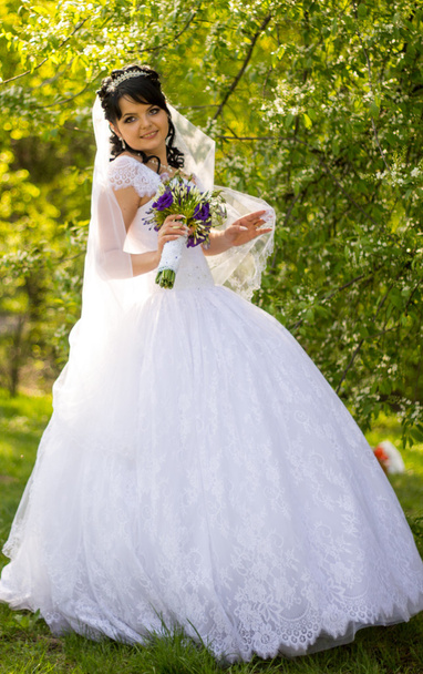 Hermosa novia posando en su día de boda - Foto, imagen
