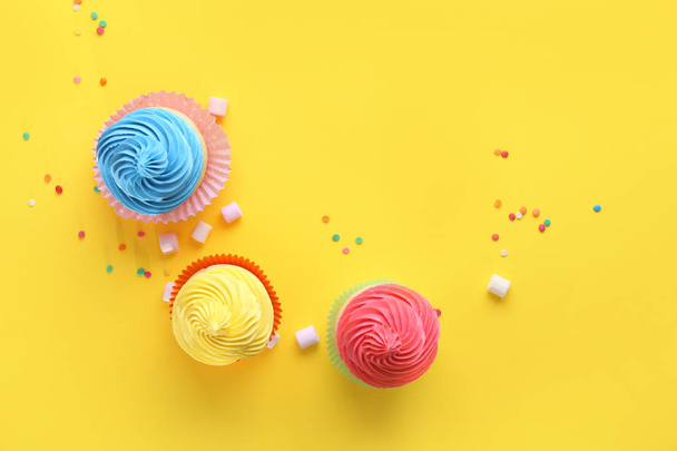 Renkli arka planda tatlı lezzetli cupcakes - Fotoğraf, Görsel