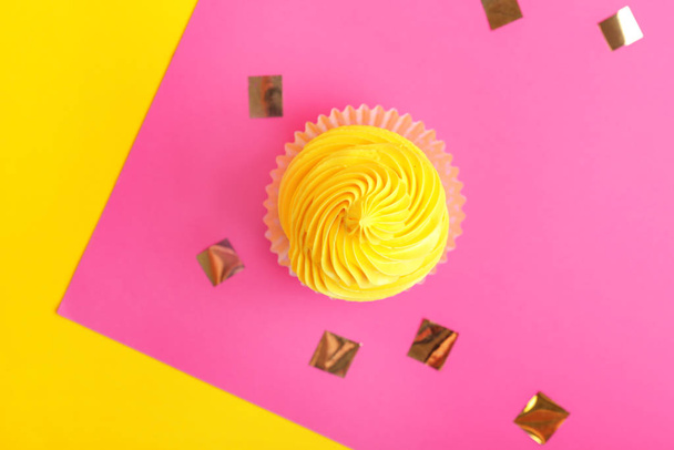 Солодкий смачний кекс на кольоровому фоні
 - Фото, зображення