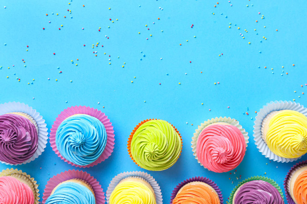 Słodkie smaczne Cupcakes na kolorowym tle - Zdjęcie, obraz