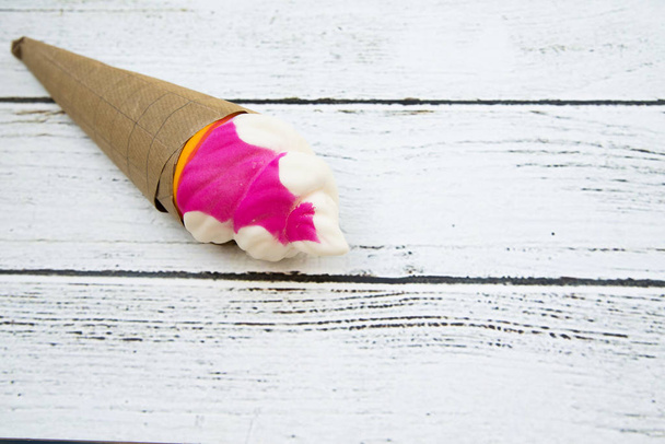 conos de helado sobre un fondo de madera - Foto, imagen