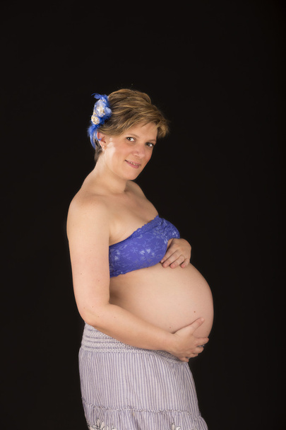Embarazada vientre en negro fondo
 - Foto, Imagen