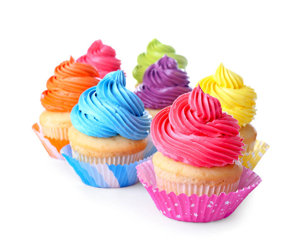 süße leckere Cupcakes auf weißem Hintergrund - Foto, Bild