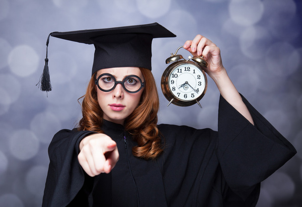 φοιτητής κοκκινομάλλα με μεγάλο ρολόι - Φωτογραφία, εικόνα