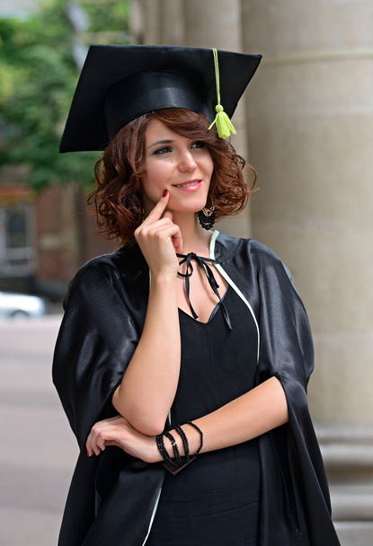Un graduado universitario en túnicas
 - Foto, Imagen