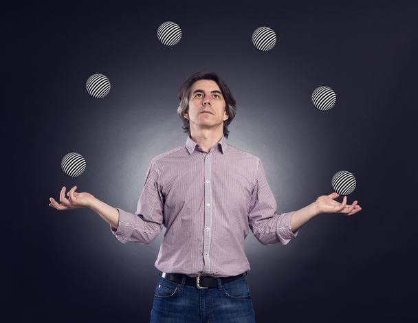 ein Mann jongliert mit mehreren Bällen. - Foto, Bild