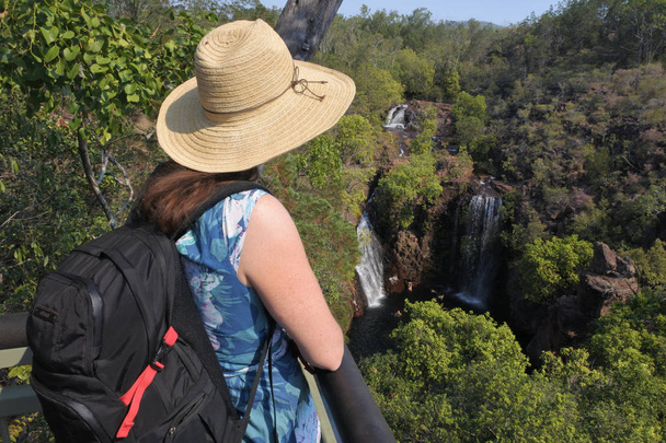 Γυναίκα τουρίστρια που κοιτάζει τη lorence Falls στο Λίλιφιλντ National PA - Φωτογραφία, εικόνα