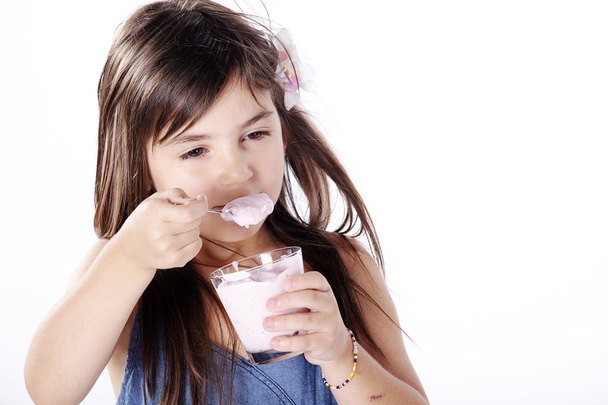 Little girl eating ice cream - Foto, afbeelding