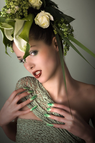 kunst brunette meisje met de flora - Foto, afbeelding