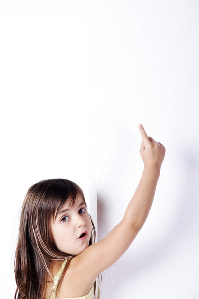 Little girl shows a finger up - Fotografie, Obrázek