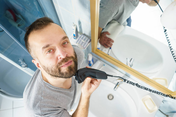 Man shaving trimming his beard - Fotoğraf, Görsel
