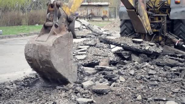 Traktorschaufel bricht Asphalt - Filmmaterial, Video