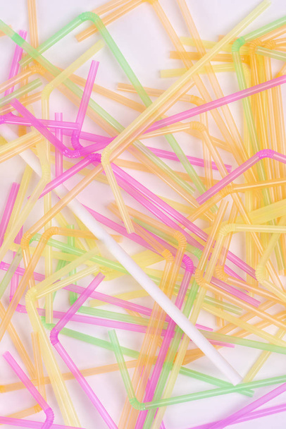 Бамбуковая солома среди пластиковых соломинки
  - Фото, изображение