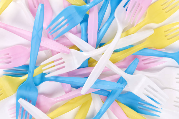 Gekleurde, kunststof vorken op witte achtergrond - Foto, afbeelding