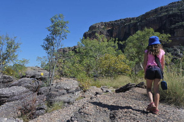 Młoda dziewczyna turystyka w Burrungkuy Nourlangie Rock art site w Kaka - Zdjęcie, obraz