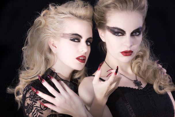 Kaksi blondi tytöt vampyyri
 - Valokuva, kuva
