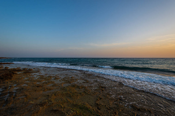 Adriatische Zee. Ostuni, Puglia. Zonsopgang. Gerenommeerde badplaats gelegen in het hart van Salento. Dit stukje kust wordt gekenmerkt door een reeks rotsachtige stranden - Foto, afbeelding
