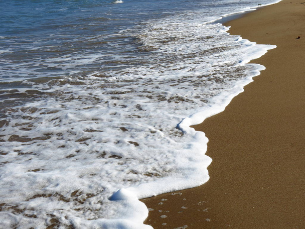 Mediterijské moře se setkává s pláží Les Marian v DeNii. - Fotografie, Obrázek
