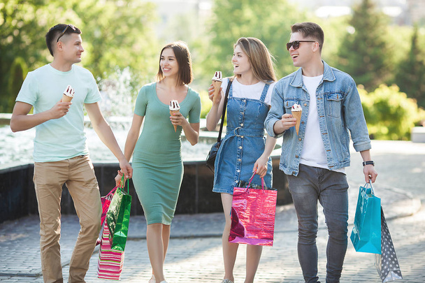Grupo de pessoas se divertindo e fazendo compras. Amigos com sacos de compras. - Foto, Imagem