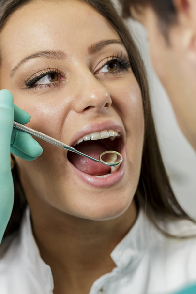 junge Frau beim Zahnarzt - Foto, Bild