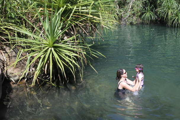 Mãe e filha se divertindo em Berry Springs Nature Reserve i
 - Foto, Imagem