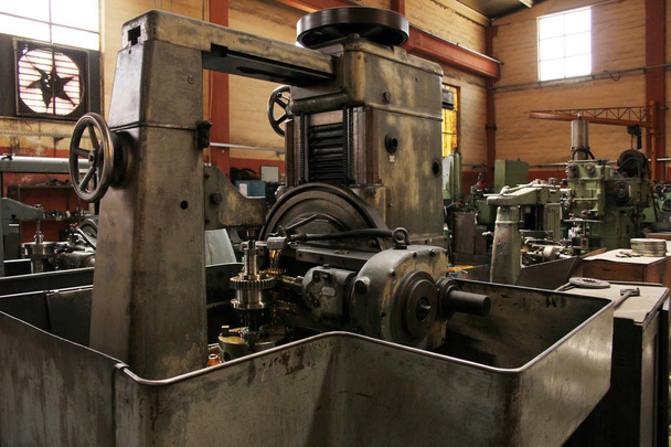Torno de maquinaria antigua industria mecánica
 - Foto, Imagen