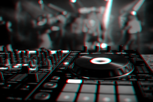 Professioneller DJ-Controller zum Mischen elektronischer Musik - Foto, Bild