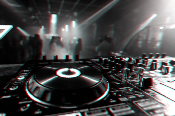 elektronik müzik karıştırma için profesyonel DJ denetleyici - Fotoğraf, Görsel