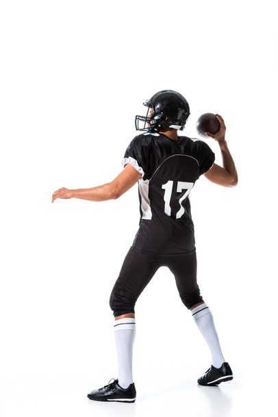 vista posteriore del giocatore di football americano che lancia palla isolata sul bianco
 - Foto, immagini