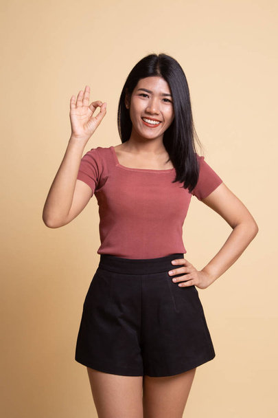Young Asian woman show OK sign. - Foto, imagen