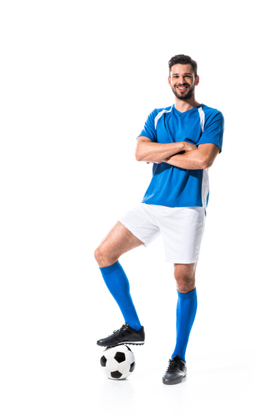 jogador de futebol feliz com bola e braços cruzados Isolado em branco
 - Foto, Imagem